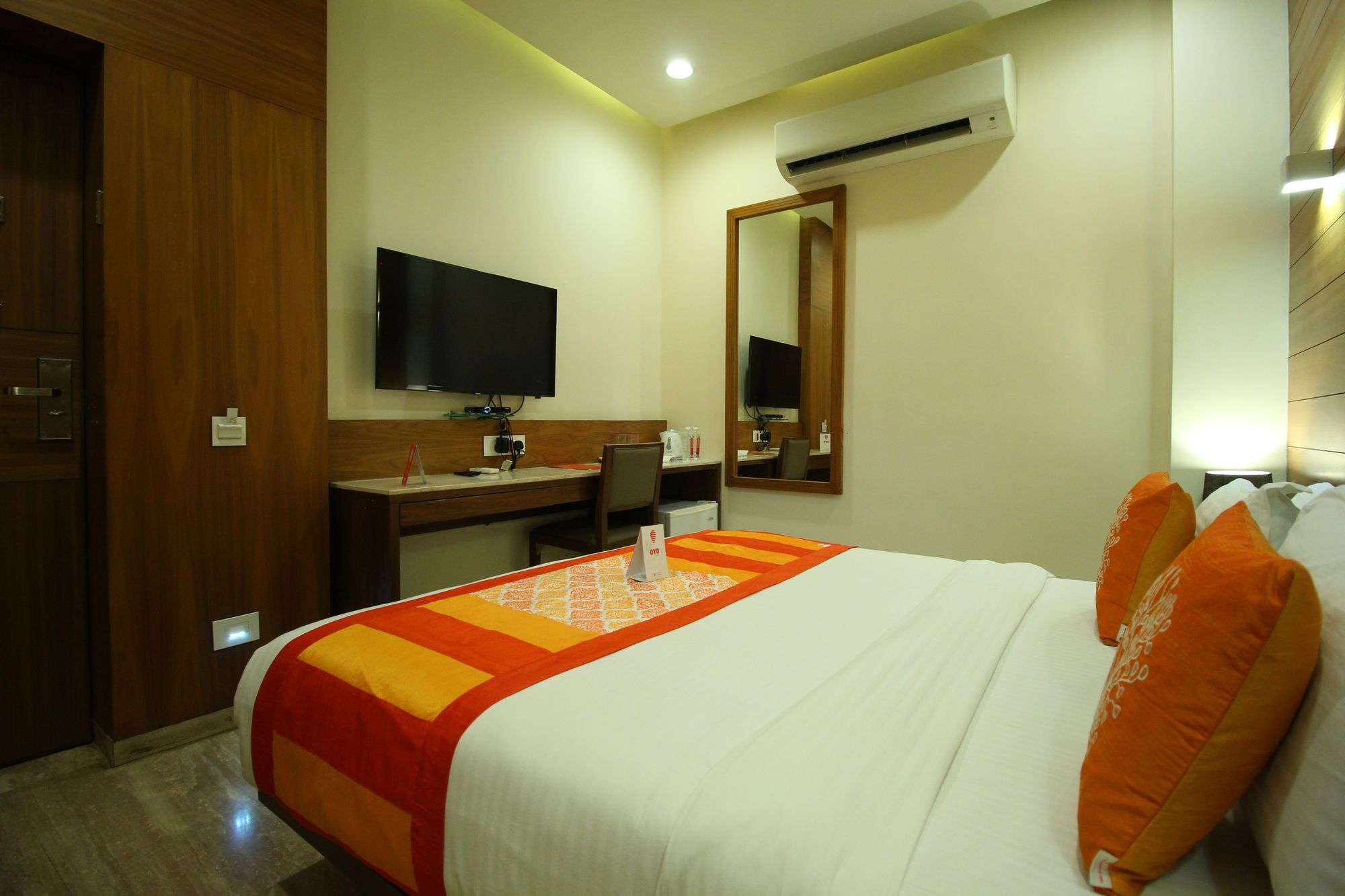 Oyo 8992 Hotel Kyra Ahmedabad Extérieur photo